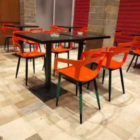 CHAISE HOLE EN TUNISIE CHAISE HOLE EN TUNISIE
Chaise en polypropilène avec piétements AU CHOIX PEINT / Chromé / Conique