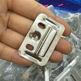 Support métallique spécialement conçu pour la fixation des panneaux PVC effet bois.