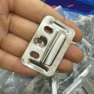 Support métallique spécialement conçu pour la fixation des panneaux PVC effet bois.